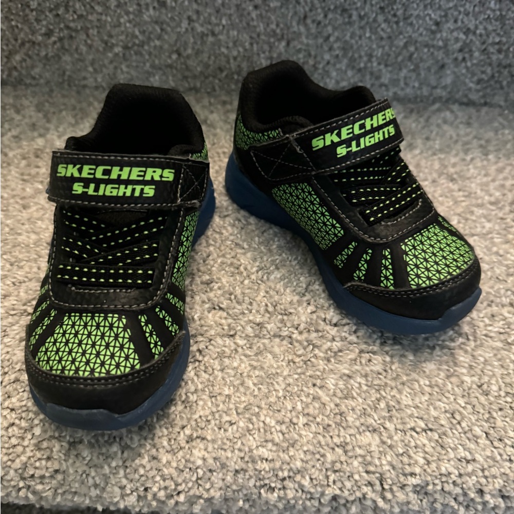 Skechers Toddler Boys Water repellent S light up black athletic shoes Size 7